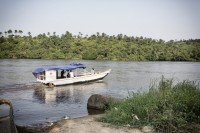 Foto 100 km stappen voor een ambulanceboot in Congo